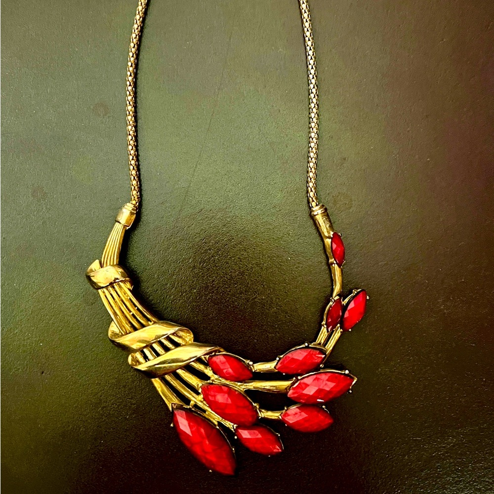 Bib spray necklace